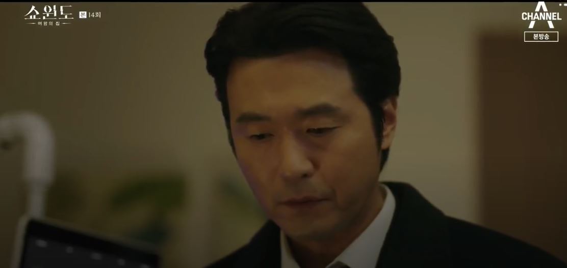 pia2423's tweet photo. How can this man let his son take the responsibility of being the murderer when he did it himself.. I can't believe Lee SungJae played the role of one my most hated character in kdramaland...😂😂#ShowWindowQueensHouse https://t.co/xk6JATlO72