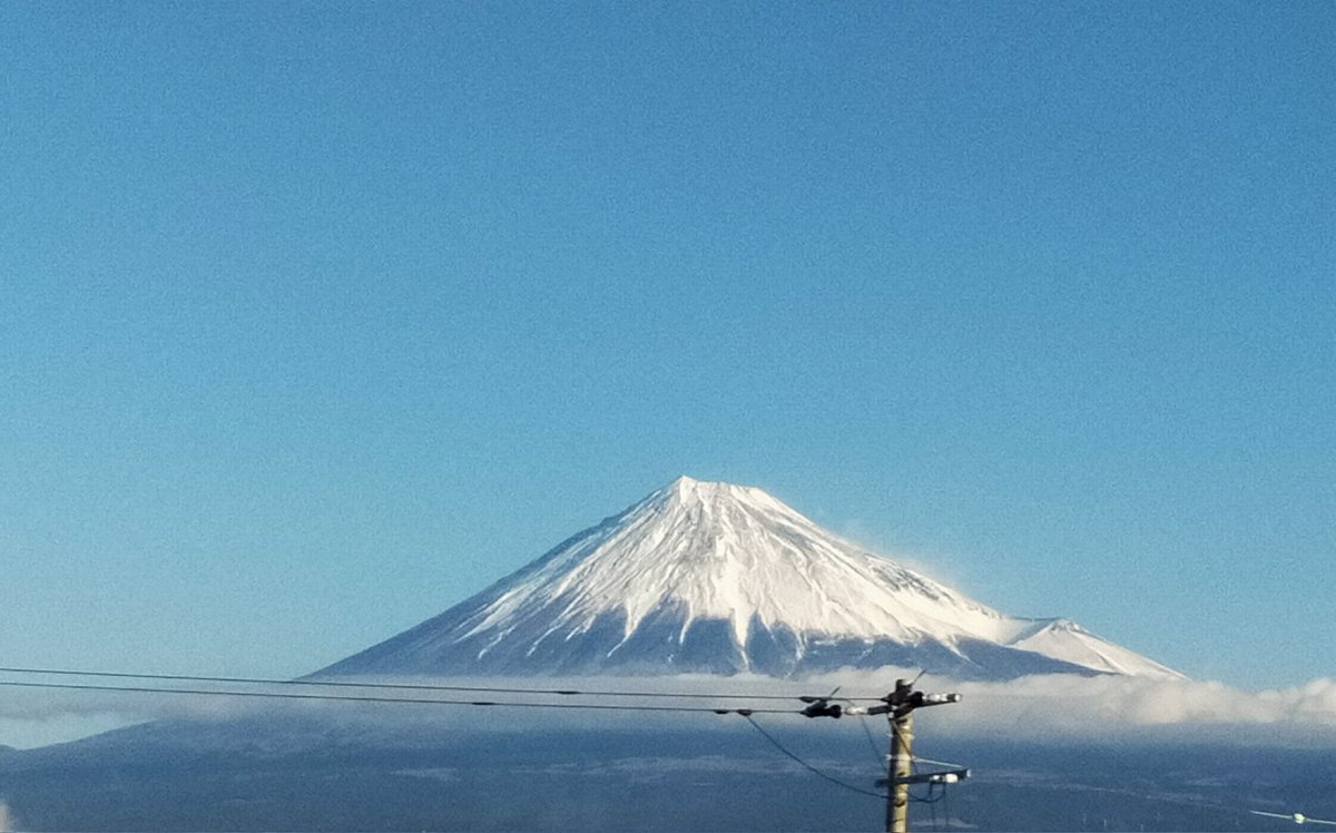 今日も一日お疲れ様でした😃 コロナがまた拡大していますね。。 皆様、引き続きお気をつけ下さい。 今日は外出してました。 がキレイでしたのでおすそ分け🗻 また明日もよろしくお願い致します🤗