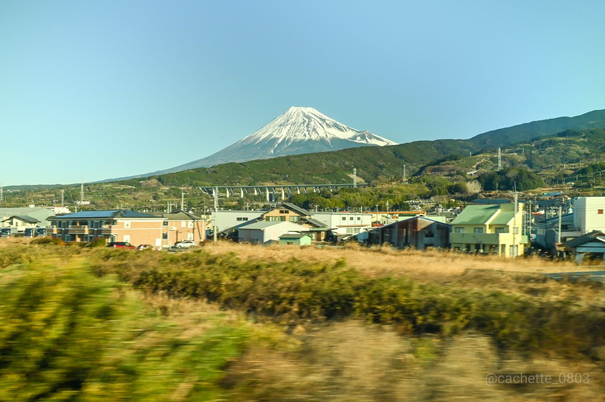 新幹線から見えた、富士山と町