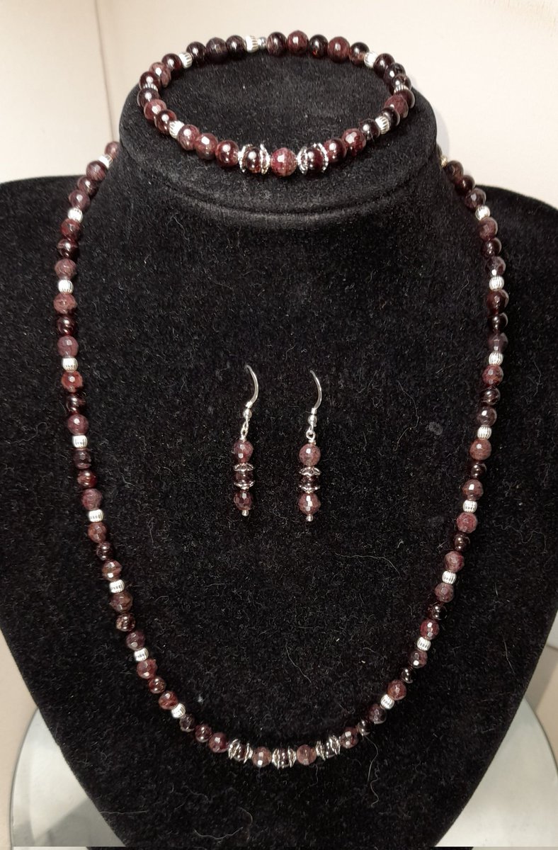 GaleClarke15's tweet photo. Morning tweeps, birthsone of the month, beautiful Garnet. Remember I can post items. DM for details. 
#BizBubble #SmallBusiness #HandmadeInUK #HandmadeHour #UKGiftHour #UkGiftAm #Leek #Gemstones https://t.co/esj4OdUK44