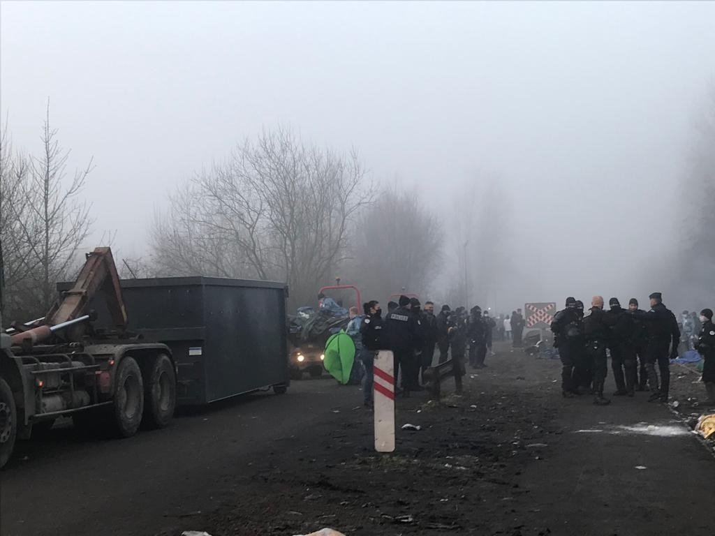 Ce matin, par 2 °C, nouvelle expulsion à Grande-Synthe : « J’étais déjà sans abri et maintenant je le suis encore plus ». Environ 300 femmes, hommes et enfants survivent sur place sans accès à l’eau, ni sanitaire. Leurs tentes ont été détruites.