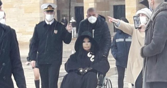 Şu asker Bülent Ersoy değil bir örtülü şehit annesine böyle şemsiye tutsaydı, Fatih Altaylı kendini yerlere atıp bağırıyordu. Belki şahit annesini örtülü diye tutup karakola bile götürmüştü.
Not: Milli Savunma Bakanlığı bu üniformalı asker hakkında inceleme başlattı.