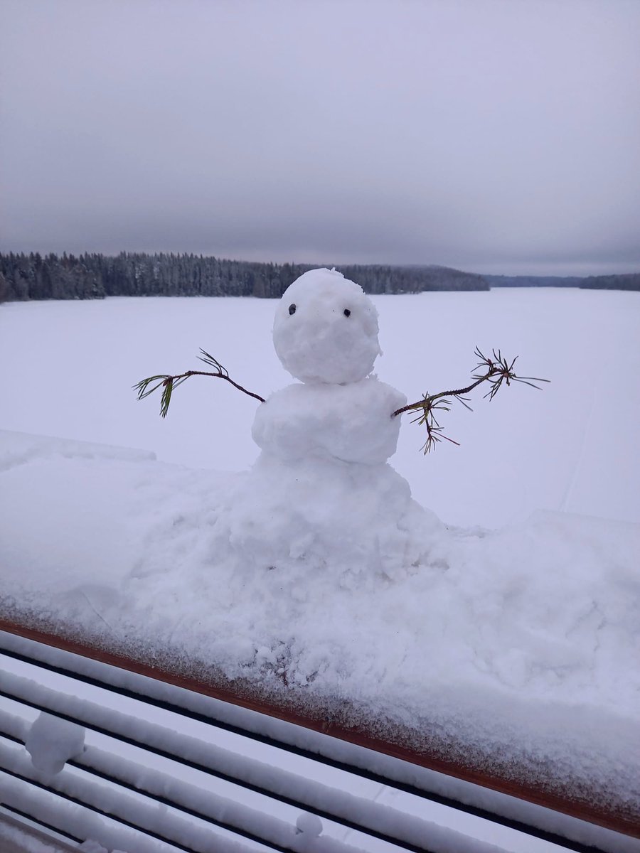 NeuvonenSatu's tweet photo. Myös tänä vuonna olemme käyneet kehityskeskusteluja @TAKKTampere kehittämistiimiläisten kanssa ulkona liikkuen. Suosittelen! Ensimmäistä kertaa tehtiin lumiukko, yhdessä opomme @AnniNiva2 kanssa ⛄️😀,#ammatillinenkoulutus,#osaamisenkehittäminen,#jatkuvaoppiminen https://t.co/4e0Q0oiACr