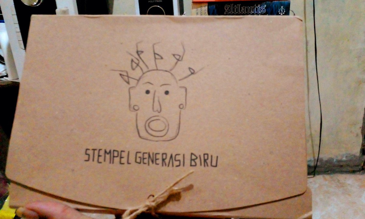 Lalu, mendaratlah dengan selamat buku STEMPEL GENERASI BIRU karya bang <a href="/manisrasta/">Rastamanis</a> ini. Sayang lupa gak minta tanda tangannya.