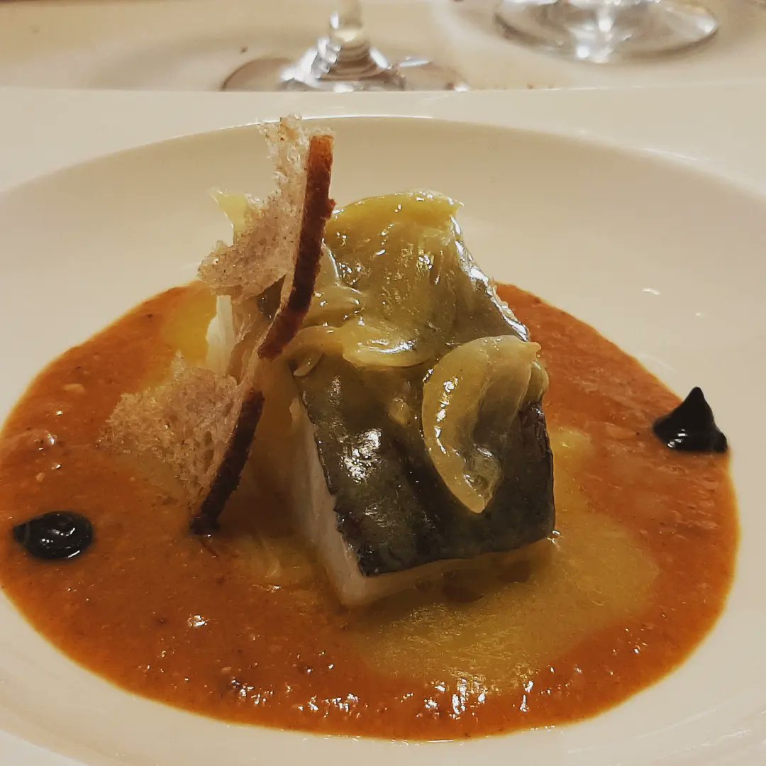 CalvoMarcelino's tweet photo. En 👉 @RBrigecio
❤ Pulpo, patata y angula de monte.

❤ Bacalao y crema de sopas de ajo.

❤ Carrileras de Ibérico escabechadas.

❤ Semi esferas de chocolate con dulce de cafe.

Aúpa!! https://t.co/QZUGF6feVb