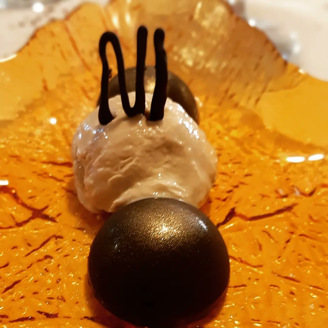 CalvoMarcelino's tweet photo. En 👉 @RBrigecio
❤ Pulpo, patata y angula de monte.

❤ Bacalao y crema de sopas de ajo.

❤ Carrileras de Ibérico escabechadas.

❤ Semi esferas de chocolate con dulce de cafe.

Aúpa!! https://t.co/QZUGF6feVb