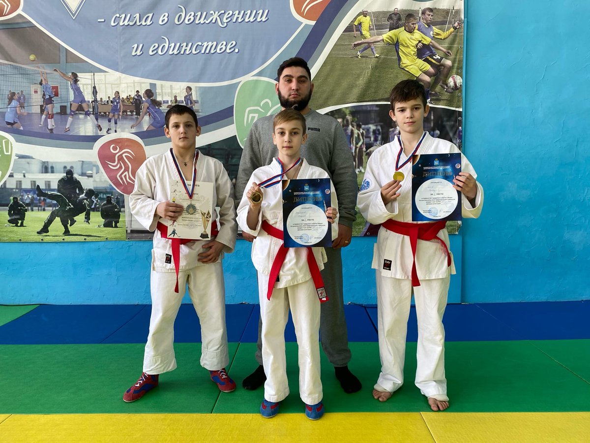ProsvetAdm's tweet photo. Воспитанники клуба единоборств Волжский воин, завершили 2021 год очередным турниром по рукопашному бою
Майоров Андрей 🥇место
Зуев Артур 🥈 место 
Логинов Максим 🥈
Тренер : Феоктистов Александр Владимирович https://t.co/nHiih0hJpU