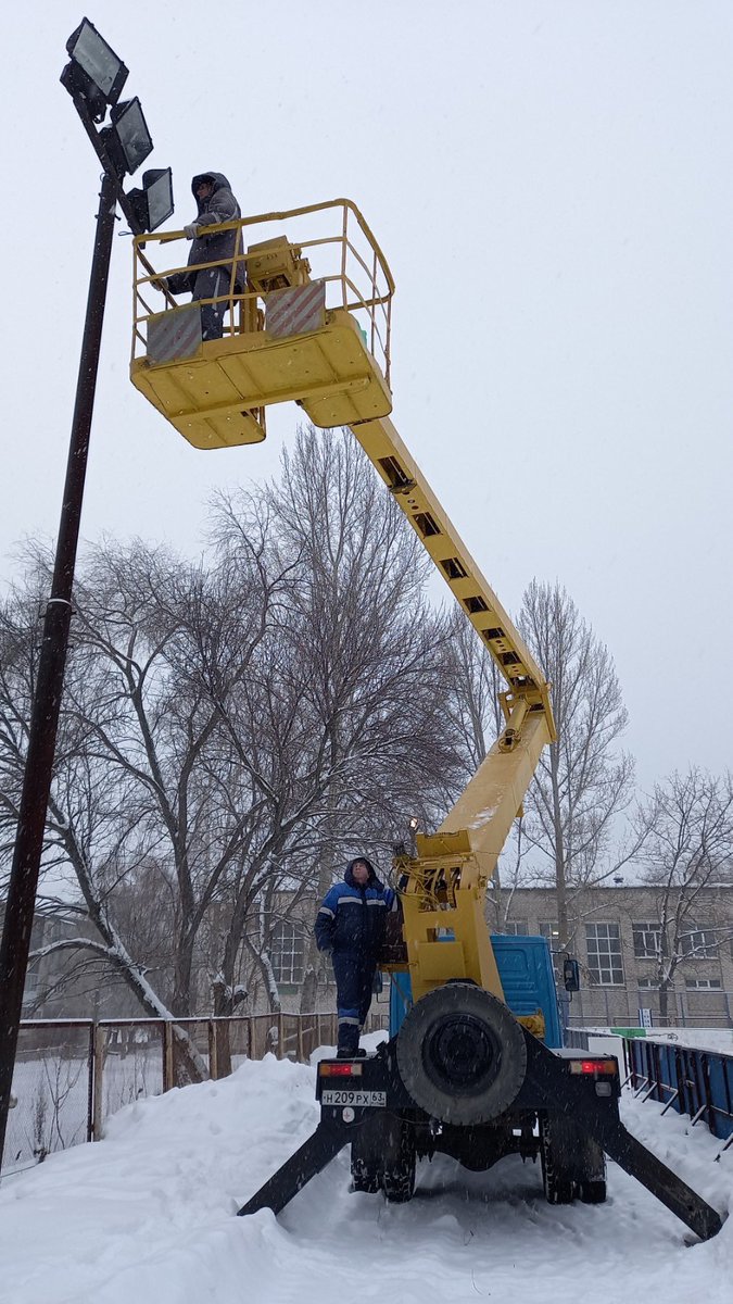 Сегодня завершились работы по восстановлению освещения на УСП за школой 14. Теперь посещение катка возможно в любое удобное для вас время. За помощь в предоставлении спецтехники благодарим компанию «Энерготехмаш» и лично Алексея Иванова.