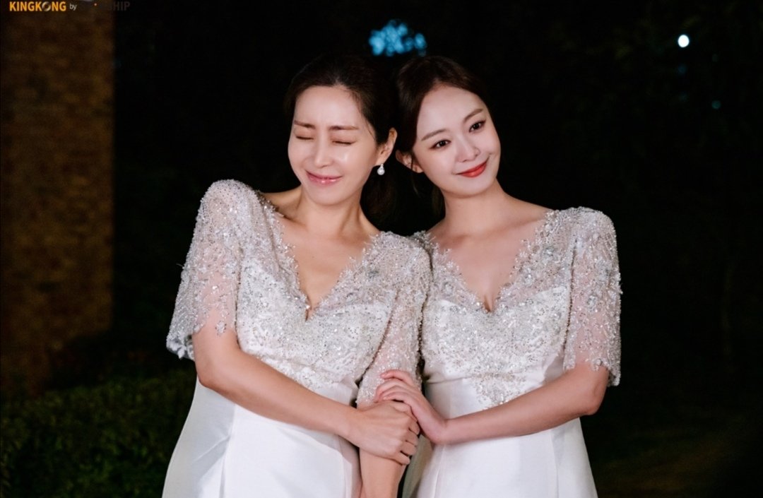 Queen_SongYoona's tweet photo. Womance off cam😍🤩💕
Nothing to say on the visual of these two ladies👍👍❤️😄
#SongYoonAh #JeonSoMin #ShowWindowEp14 #ShowWindowTheQueensHouse #HanSeonJoo #YoonMira https://t.co/bNdzsVT6uk