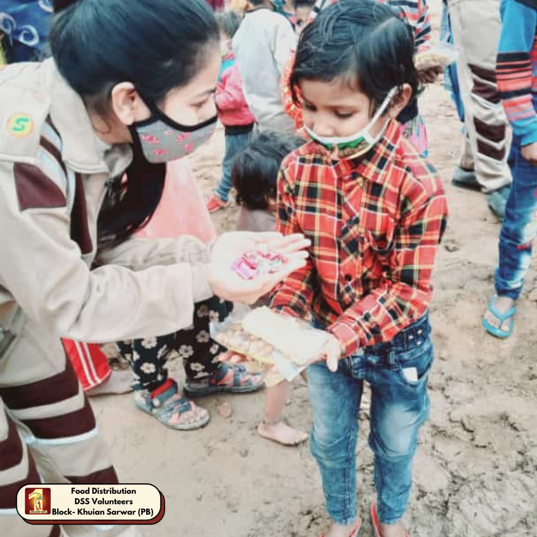 DSSNewsUpdates's tweet photo. BIRTHDAY CELEBRATION 🎂 WITH WELFARE  | FOOD BANK | |DERA SACHA SAUDA VOLUNTEERS BLOCK: KHUIAN SARWAR, FAZILKA, PUNJAB
#foodbank #DeraSachaSauda #137WelfareWorks #birthday #BirthdayWithWelfare #SaintDrMSG #food https://t.co/Qrb0mOWY44