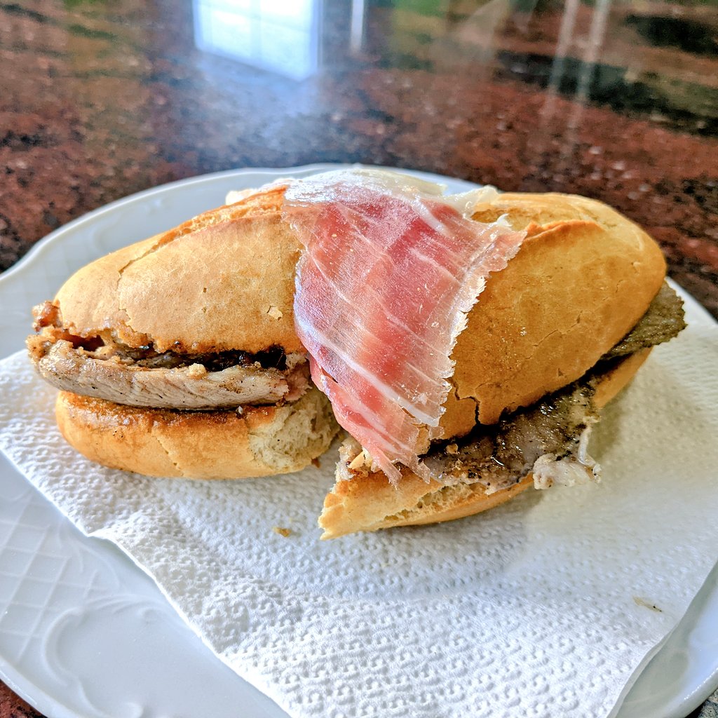 keep_going_hard's tweet photo. Genial la estación de recarga @Endesa #EndesaX #JuicePass en Loja... y de paso nos tomamos un pitufo de jamón asado en el Bar Granada que está justo al lado... https://t.co/agRO5TYti6