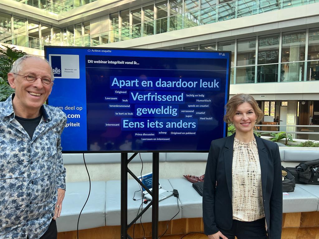 Klantengek de vloer op bij Ministerie van Financiën. Acts, gastheer, muzikant en interview met Jasper Meeuwissen, woordvoerder van Wobke Hoekstra. Met collega Floor van Esch.

Super opdracht met nog leukere opdrachtgever. Dank Trudie!

#triggeren #inspireren #integriteit
