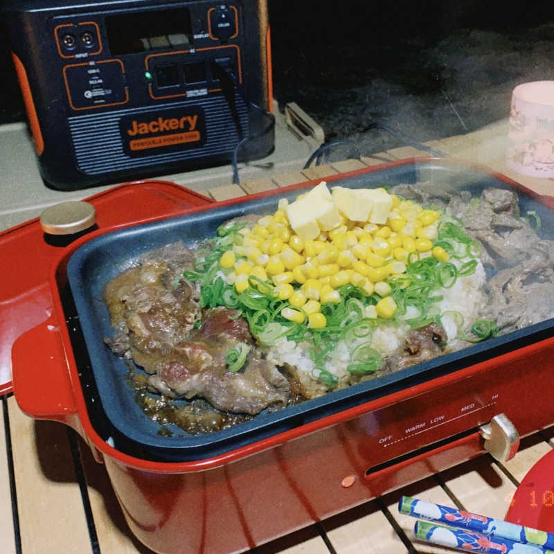 jackeryjapan's tweet photo. こんにちは！ #Jackery です。

　〃∩ ∧＿∧
　⊂⌒(　･ω･)
　　＼_ っ🥩c

2月9日、#肉の日 ですね！

キャンプで食べる肉って格別に美味しいんですかね🍖❓
想像しただけで最高過ぎる🤤

↓↓↓↓↓↓↓↓ https://t.co/IrBI0rFztQ