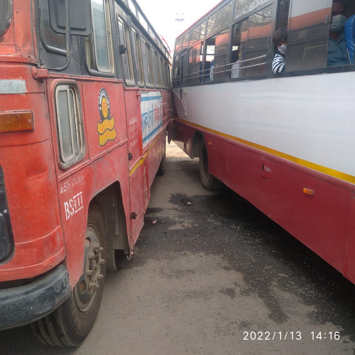 NikMsrtc's tweet image. राज्य सरकार कडून नियुक्त केलेले कंत्राटी चालकाचा पराक्रम 👇- गणेशपेठ आगार, नागपूर
@advanilparabसाहेब कशाला खेळता प्रवाशांच्या जीवाशी.
@OfficeofUT @AUThackeray @Dev_Fadnavis @AjitPawarSpeaks @BadeVilas @JayMaharashtrN 
#SaveMsrtcWorkers #MergerMsrtcToGov