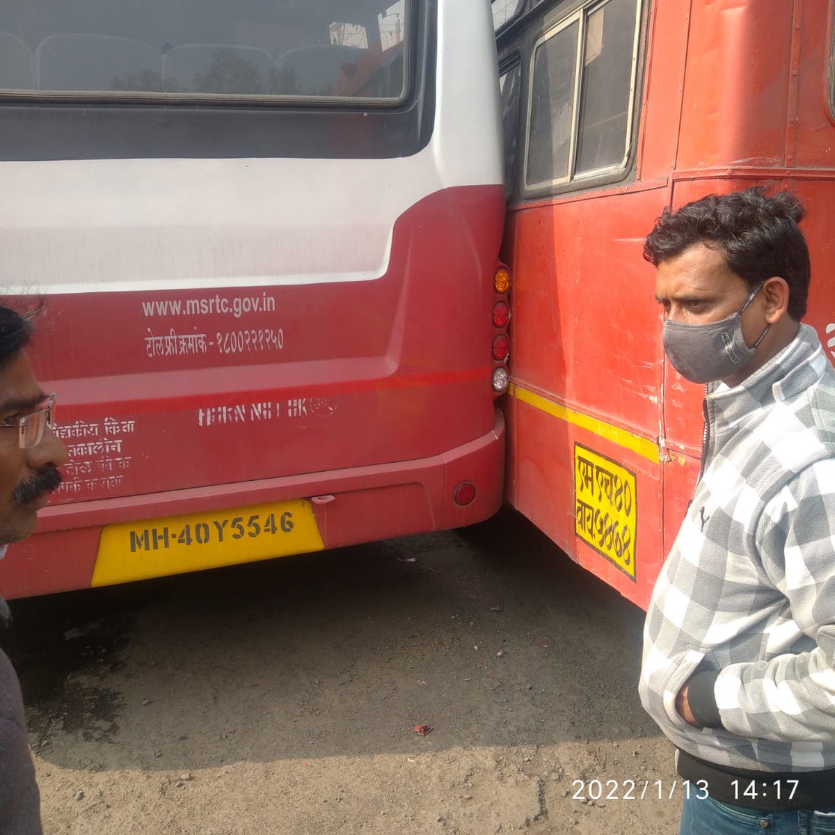 NikMsrtc's tweet image. राज्य सरकार कडून नियुक्त केलेले कंत्राटी चालकाचा पराक्रम 👇- गणेशपेठ आगार, नागपूर
@advanilparabसाहेब कशाला खेळता प्रवाशांच्या जीवाशी.
@OfficeofUT @AUThackeray @Dev_Fadnavis @AjitPawarSpeaks @BadeVilas @JayMaharashtrN 
#SaveMsrtcWorkers #MergerMsrtcToGov
