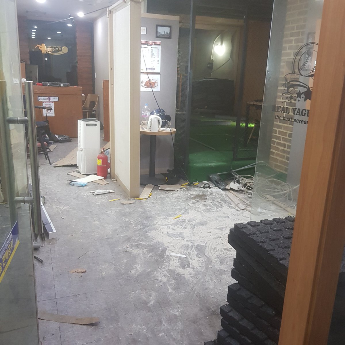 안녕하세요 범계겜천입니다 새속식이 있어 알려드리려합니다 겜천을 이전하려 준비중에 있습니다 장소는 코인노래방 맞은편에있던 리얼야구존  자리이구요 앞으로는 코노와 겜천이 같은곳에 이용할수 있습니다 현재 철거는 끝났고 벽이랑 가림막 준비중이네요 아마도 3월초 ...