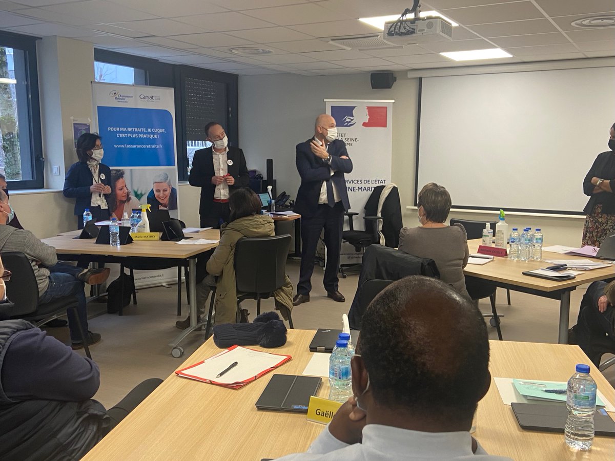 Prefet76's tweet photo. Remobilisation des seniors |

@pietraszewski_l était ce matin à #Rouen :
▶️ Présentation du "parcours de remobilisation et de compétences" et échanges avec des bénéficiaires
▶️ Signature d'un partenariat entre Pôle Emploi et la Carsat visant à accompagner le passage à la retraite https://t.co/rGEcj6rlfG