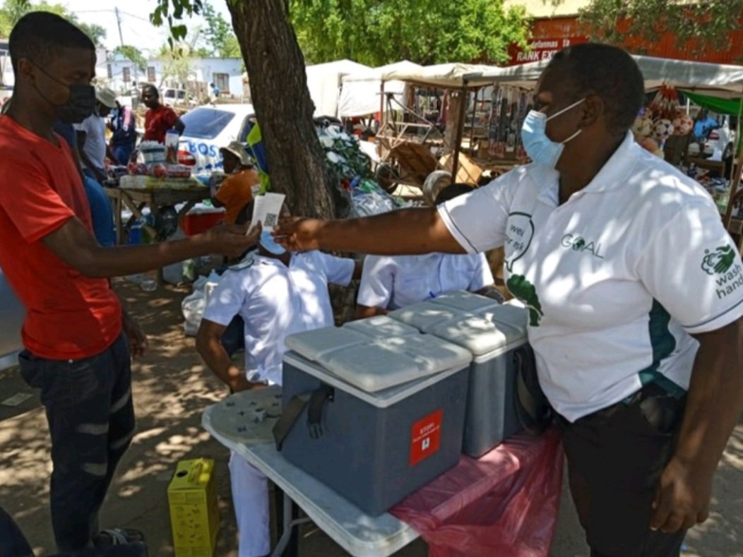 The Festive Season #COVID19 campaign implemented by @UNICEFZIMBABWE, @IOMZimbabwe & @MoHCCZim supported by #HDFZim🇪🇺🇬🇧🇸🇪🇮🇪 reached 250,000 people in border communities w/ messages on #COVID19 prevention behaviours & vaccination during the holidays.

#ForEveryChild, a safe year.