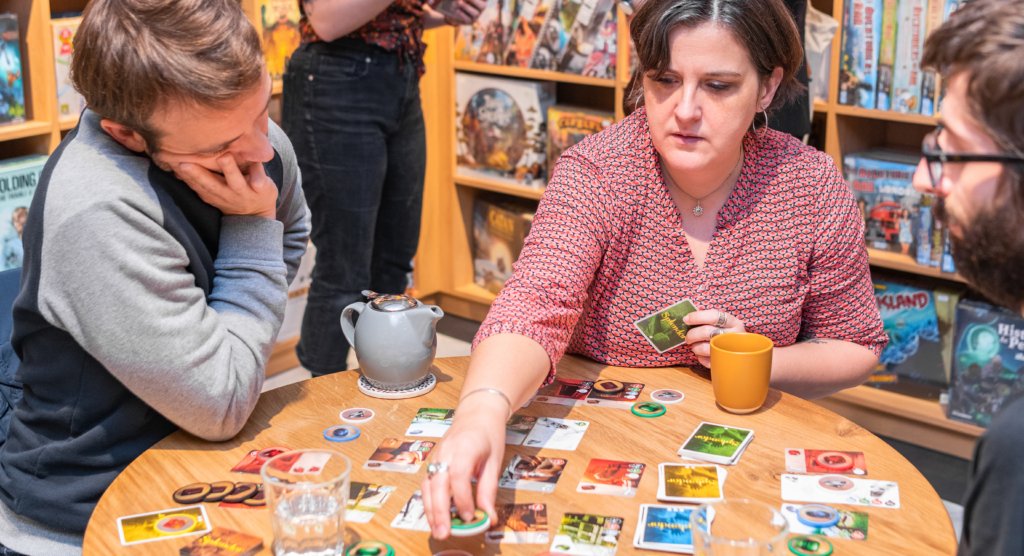 Alternatif_Mag's tweet photo. Soirée jeux de société à la librairie Combo https://t.co/wJknoneqAd 🎲 #Alternatif https://t.co/7Vl98GkqXu