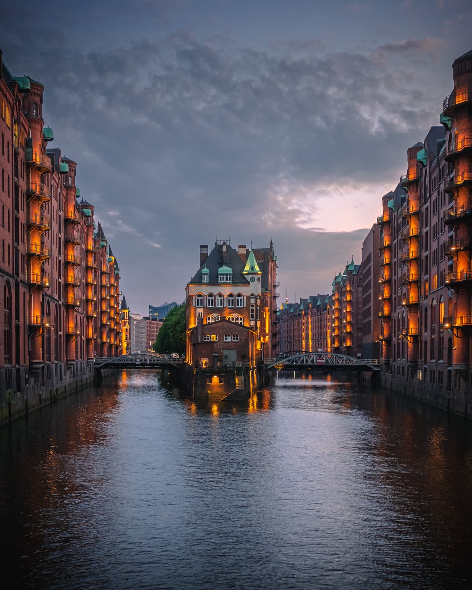 Classic #Hamburg. ✨ The #Wasserschloss, with its location between two canals and its terraces, framed by the distinct brick buildings, is simply unique in Hamburg’s #Speicherstadt. @mein_hamburg @hamburg_de