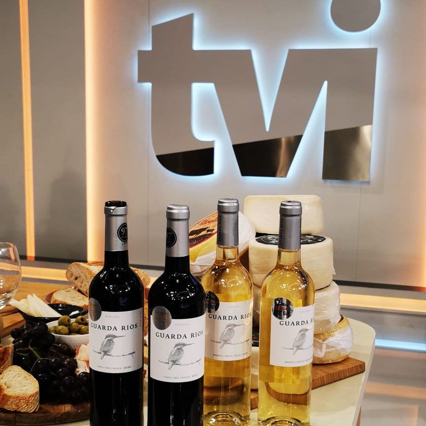 guarda_rios's tweet photo. Hoje na @tvioficial a dar cor à mesa!
Acompanhe os nossos vinhos em directo pela mãos do @chef_fabiobernardino . #guardarios https://t.co/3THtTRlDaL