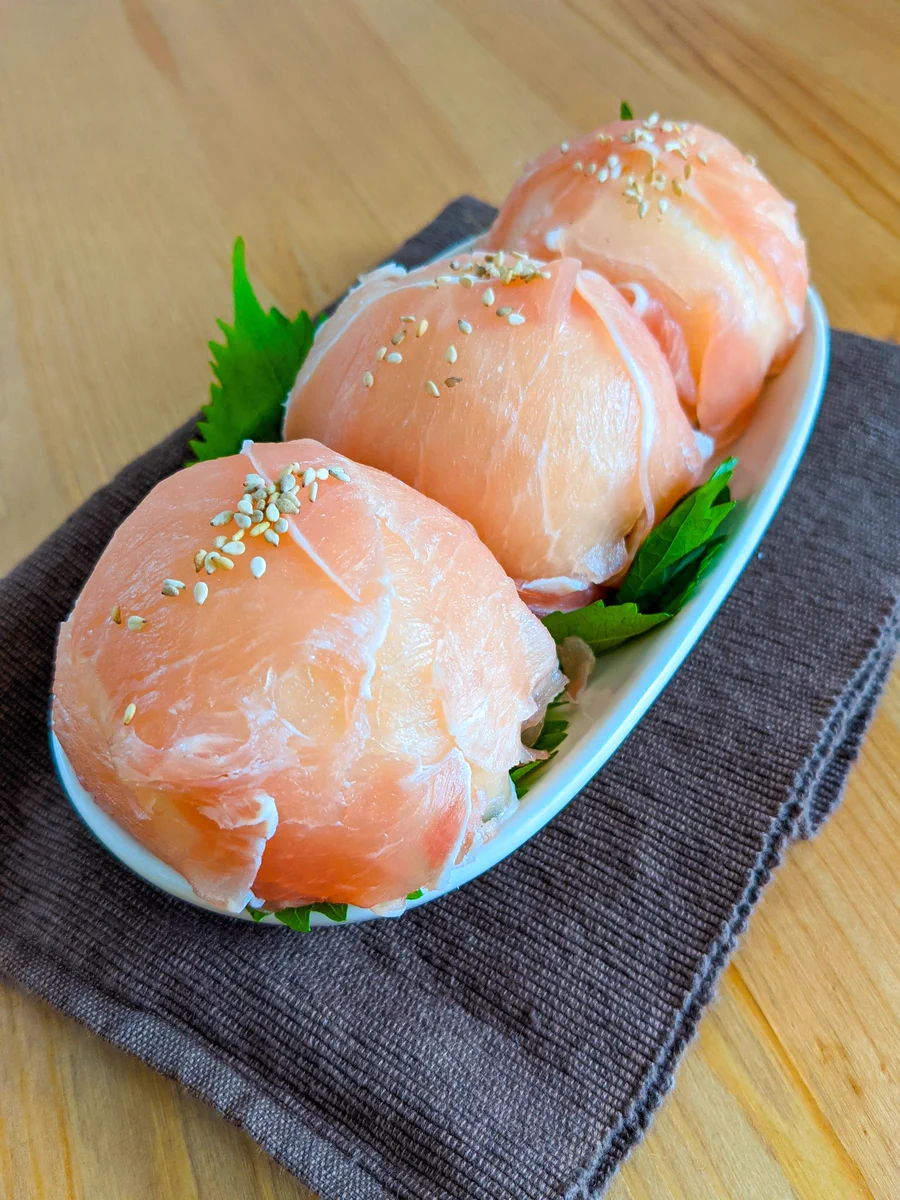 見た目もすごく美味しそう！生ハムやクリームチーズを使った「おにぎり」レシピ！