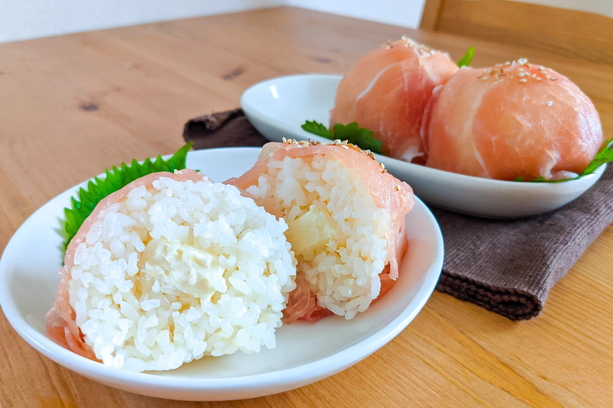 見た目もすごく美味しそう！生ハムやクリームチーズを使った「おにぎり」レシピ！