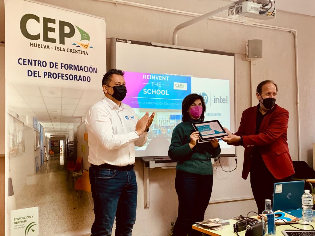 El Grupo AE entrega como premio al CEP de Huelva Isla Cristina el diseño de su aula del futuro