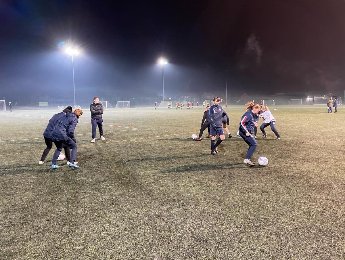 SUFCWomen's tweet photo. Back on the pitch last night, working on a bit of individual possession to start our evening off. #keepworkinghard #keepworkingharder #backthebach https://t.co/hIVf2eMYa1