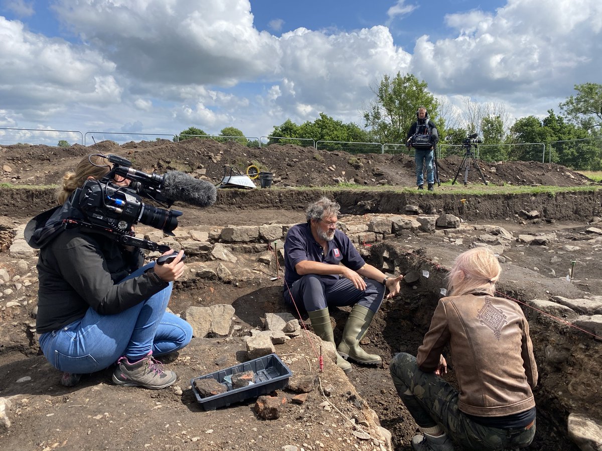 📺 Tune in to #DiggingForBritain on BBC 2 at 8 pm and see our <a href="/HE_Archaeology/">HE Archaeology</a> <a href="/ArchaeologyNCL/">Archaeology at NCL</a> <a href="/EHHadriansWall/">EHHadriansWall</a> excavation to examine the extensive settlement associated with Birdoswald Roman Fort.

📷 Our Senior Archaeologist Tony Wilmott 'on set' (photo © Lucy Parker)