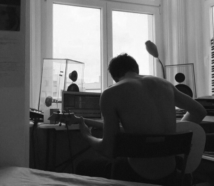 Ieemarkees's tweet photo. thinking bout shirtless mark lee playing the guitar https://t.co/HrEQb3TMUt