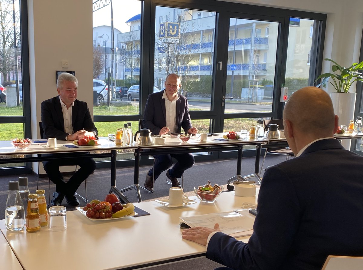 Minister <a href="/A_Pinkwart/">Andreas Pinkwart</a> besucht heute den #IT-Dienstleister <a href="/adesso_SE/">adesso_SE</a> in <a href="/stadtdortmund/">Stadt Dortmund</a>. Pinkwart: #NRW ist digitaler Vorreiter &amp; innovativer #IKT-Standort. Pioniere wie adesso zeigen mit #5G- &amp; #KI-Kompetenz, wie die digitale Transformation gelingt.