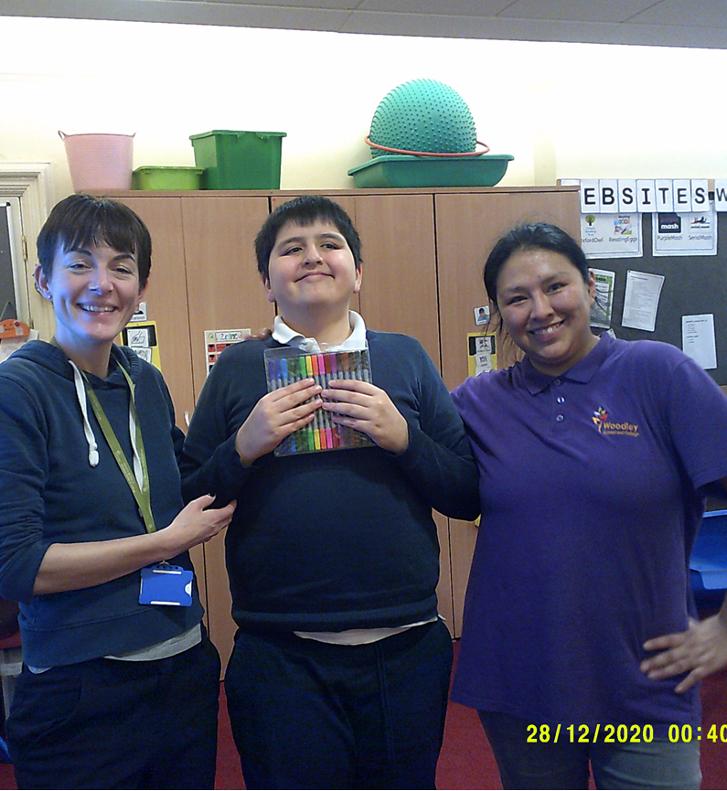 Woodley_School's tweet photo. C16 pupil receiving his prize for excellent writing!
Smiles all round #Writing #Recogition https://t.co/Sx6S5TfMBZ