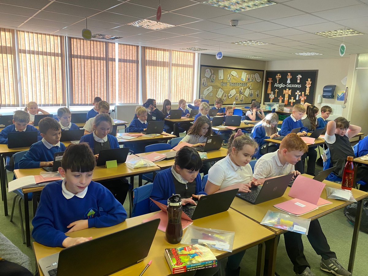 4M are enjoying their coding lesson with Mr Barraclough! 💻