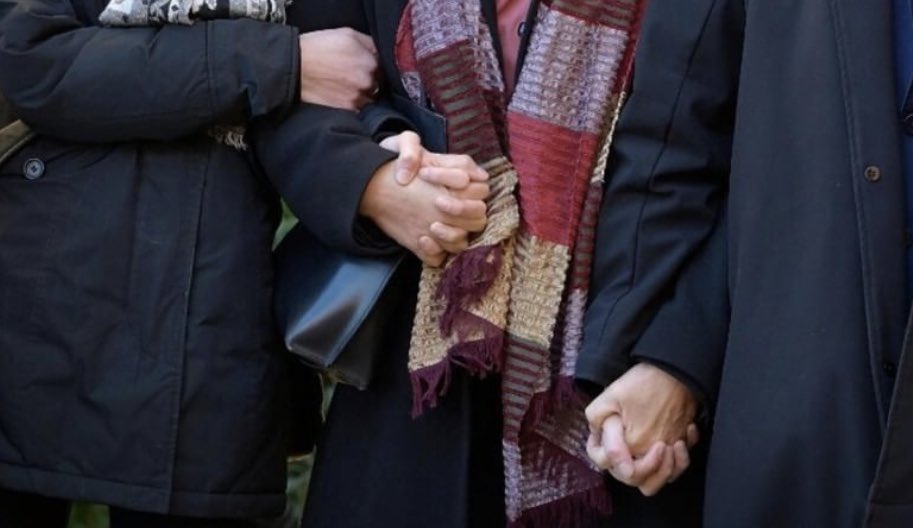 mariannaaprile's tweet photo. C’è qualcosa di assoluto nel modo in cui la moglie di Sassoli stringe le mani dei loro figli, in questa foto scattata stamani alla camera ardente. 
Qualcosa di assoluto, universale. Commovente. 🌹 https://t.co/l1sgm8Ioxj
