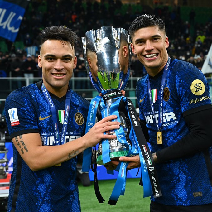 Inter_id's tweet photo. 🏆 | JUARA

🖤💙

#IMWinner #SupercoppaFrecciarossa https://t.co/DycYC3YXDf