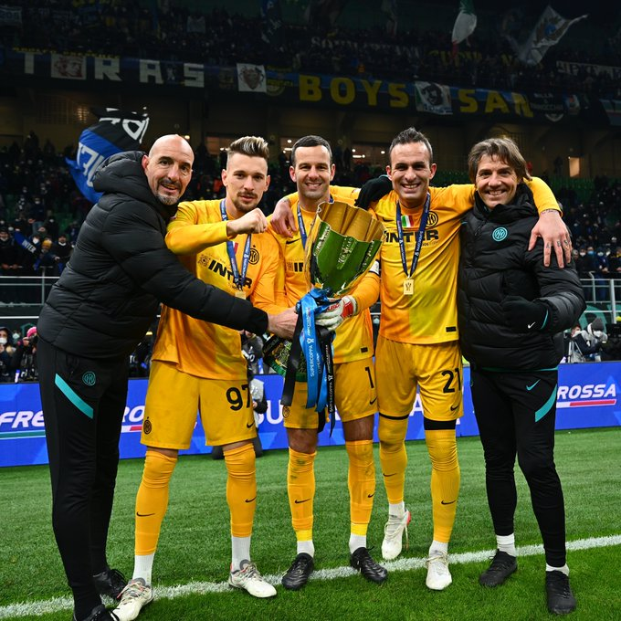Inter_id's tweet photo. 🏆 | JUARA

🖤💙

#IMWinner #SupercoppaFrecciarossa https://t.co/DycYC3YXDf