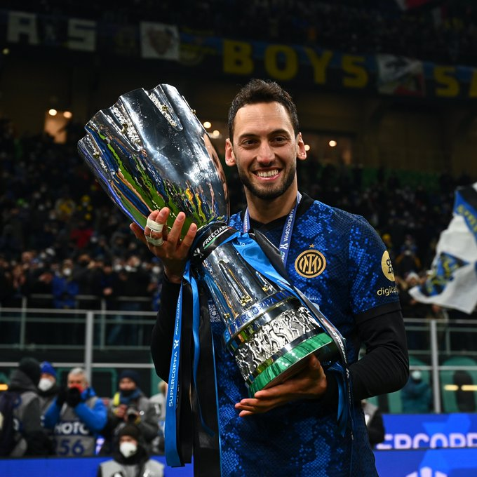 Inter_id's tweet photo. 🏆 | JUARA

🖤💙

#IMWinner #SupercoppaFrecciarossa https://t.co/DycYC3YXDf