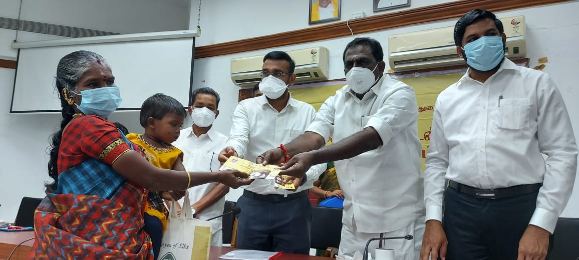 NGowthamandmk's tweet image. #மாண்புமிகு_தமிழக_முதலமைச்சர் அண்ணன் #தளபதியார் அவர்களின் ஆணைக்கினங்க சமூக நலன் மற்றும் மகளிர் உரிமைத்துறை சார்பில் திருமண நிதியுதவியுடன் தாலிக்கு தங்கம் வழங்கும் நிகழ்ச்சியில் கலந்து கொண்டு மாவட்ட ஆட்சியர் உயர்திரு. @ArunThamburaj அவர்களுடன் இணைந்து வழங்கியபோது
@Collector_NGT