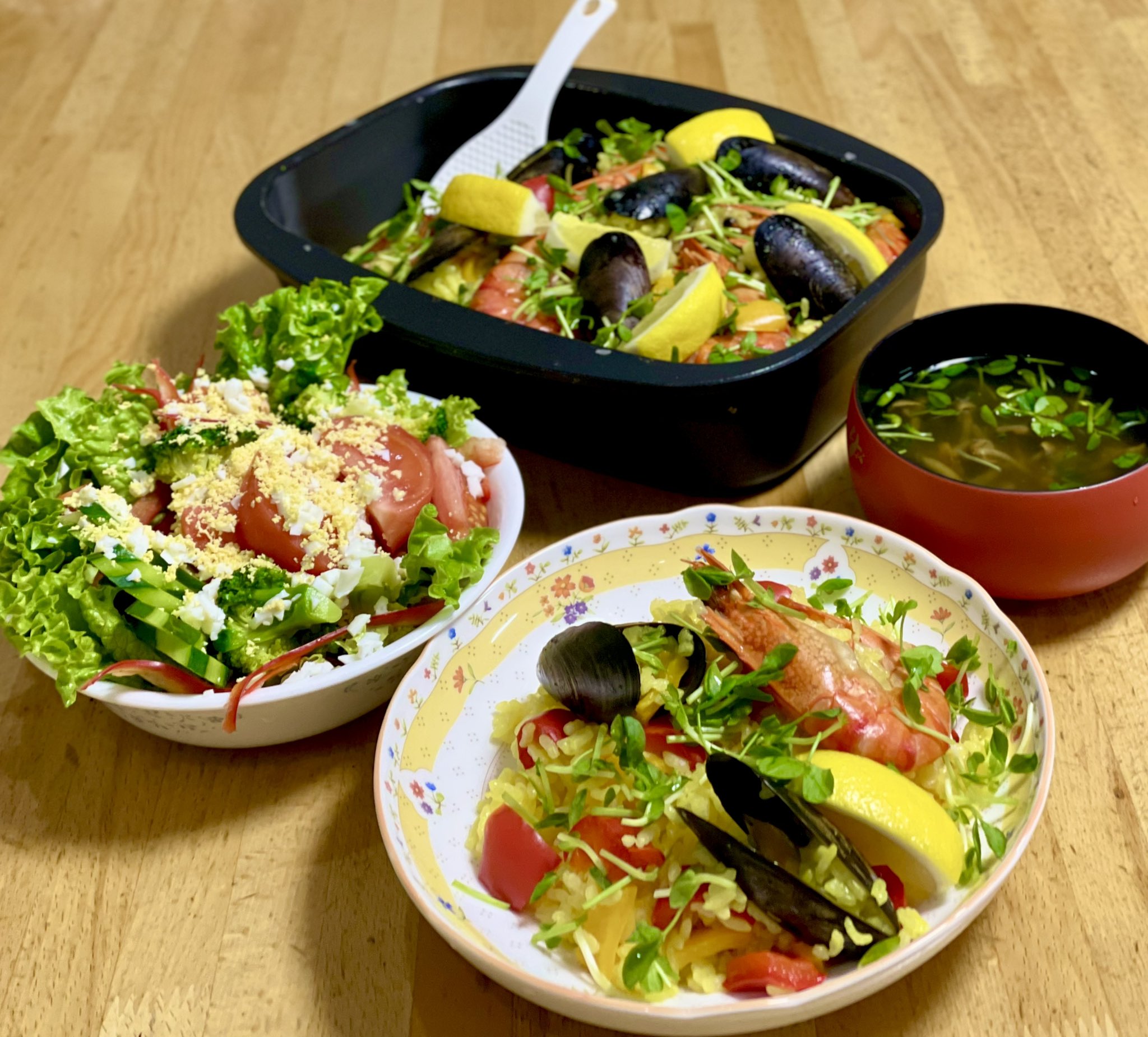 Meru 今日も一日お疲れさまでした パエリア 作りました ﾟ よく港の 海中を覗いているとw ｺﾝｸﾘｰﾄ壁についている ﾑｰﾙ貝に よく似た黒い貝 あれは 食べられるんでしょうか 市場の一般利用できるお店で ようやく冷凍ムール貝みつけました