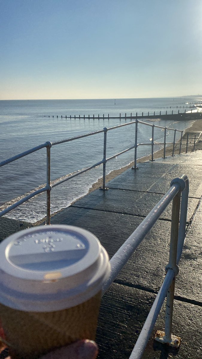 wrightgolfshop's tweet image. Day off from @hornseagolfclub so lovely 6km walk around our town Browse around Townhouse &amp;amp; Leafy Seadragon, coffee from Greenowl &amp;amp; enjoying the view @longbeachLP #hornsea #seaviews #yorkshire