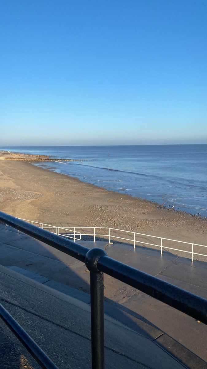 wrightgolfshop's tweet image. Day off from @hornseagolfclub so lovely 6km walk around our town Browse around Townhouse &amp;amp; Leafy Seadragon, coffee from Greenowl &amp;amp; enjoying the view @longbeachLP #hornsea #seaviews #yorkshire