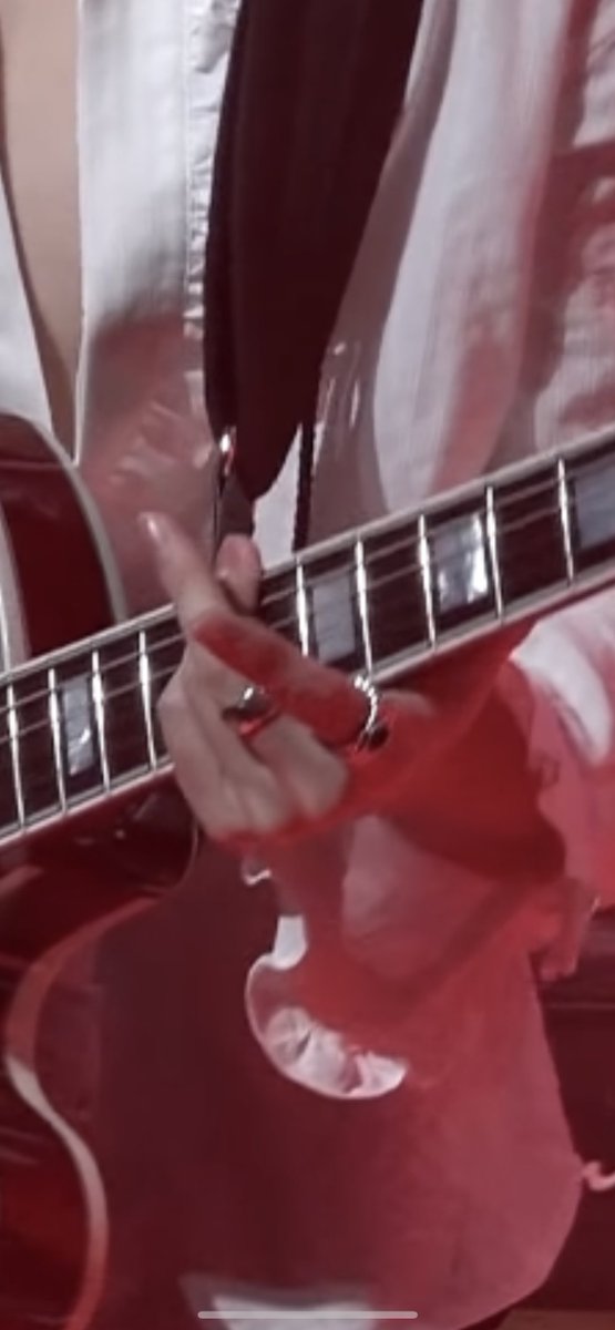 อห ละมือพี่อูจีก็คือสวยมากอะ นิ้วเรียวนิ้วเล็ก อห โคตรสวย ยิ่งพอมาอยู่บนเครื่องดนตรียิ่งสวยอะ นิ้วเขาเหมาะกับการเล่นดนตรีมากจริง คือแบบ ㅠㅠ