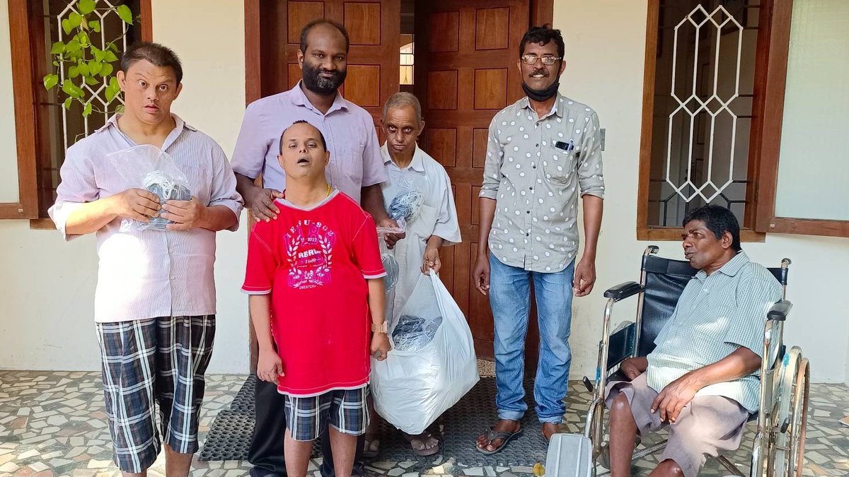 TibetHeritage's tweet image. #SpreadingMasks: Shri Binoy Peter along with inmates of Cottolengo Brothers of St Joseph Province, Ernakulam, Kerala, an institution that takes care of more than 40 intellectually disabled inmates receive free N95 facemasks provided by The Mask Lab &amp;amp; Friends of Tibet Foundation.