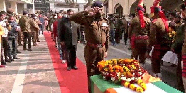 10iamvikas's tweet photo. #Jammu_Kashmir_Encounter
कुलगाम एनकाउंटर में सुरक्षाबलों ने एक #Terrorist बाबर को किया ढेर, मुठभेड़ में एक पुलिसकर्मी भी शहीद हुआ.
#Jammu_Kashmir #Kulgam_Encounter #Search_Operation @JmuKmrPolice https://t.co/ZXye7EIFQZ
