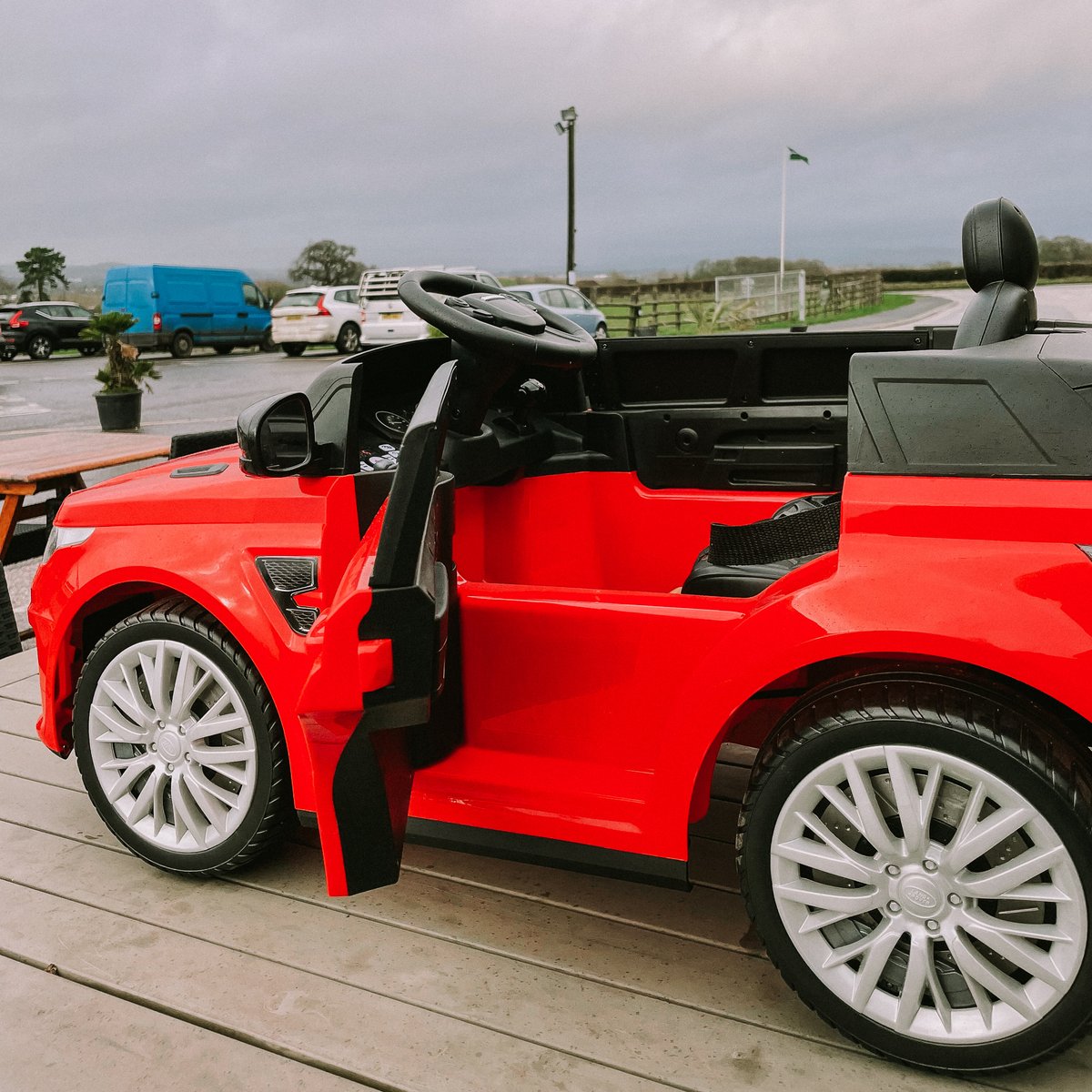 GreendaleFarm's tweet photo. We're very excited to announce the amazing prize on offer at our Cars &amp; Caffeine event hosted by @landroid_ltd and @BrookwellsParts on 29/1/22 is this electric, ride-on Range Rover! Join us at our for classic cars, delicious Greendale coffee and a chance to win our Free Raffle 🚘 https://t.co/KDJ2RAuXhg
