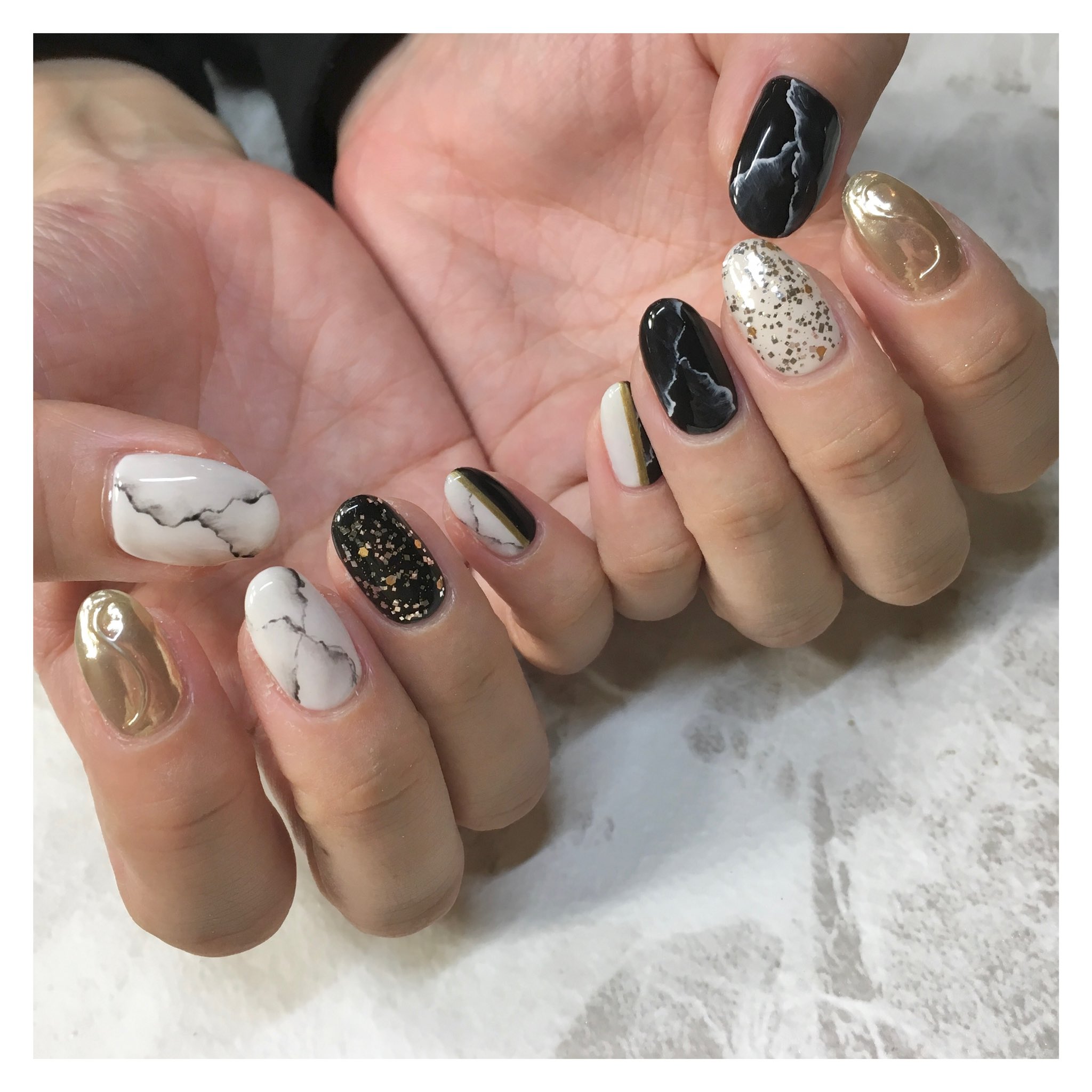 鶴ジェル Kaku Gel Kaku Gelを使用したデザインをご紹介 使用カラー 490 Vanilla White 040 Black 025 Matte White G614 Twinkle Brown 鶴ジェル Kakugel ジェルネイル ネイルアート カラージェル ネイルデザイン ジェルブランド 大理石