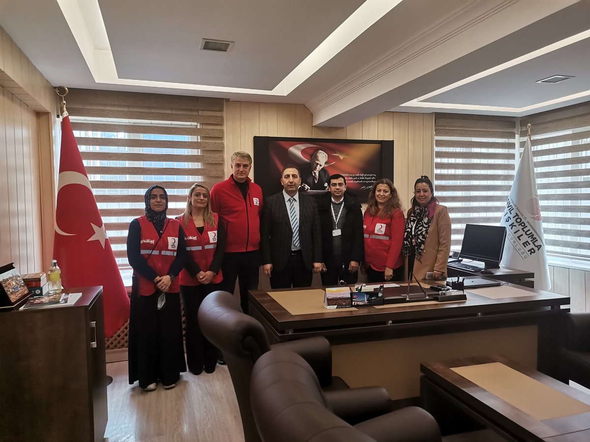 İl Müdürlüğümüze ziyarette bulunan Kızılay Hatay Şube Yönetimi Kök Hücre ve Kan Bağışı ihtiyacı duyan Miraç Ata Bayram ve tüm hastalarımız için, hemşehrilerimizi 14 Ocak Cuma günü, saat: 09.00-19.00 arası HBB-HATMEK Salonu'nda kan ve kök hücre bağışında bulunmaya davet etti.