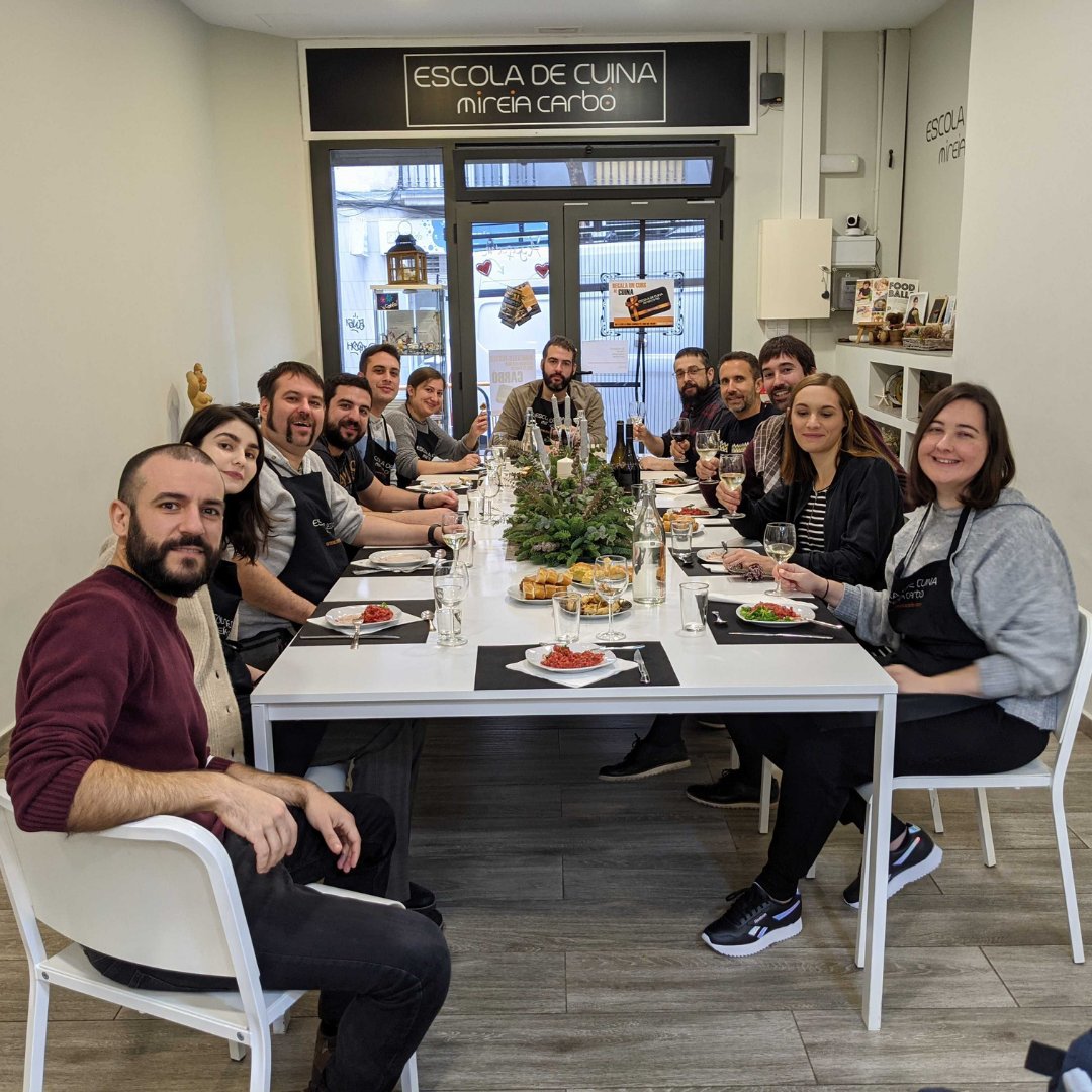 NewWork_es's tweet image. Real trust is to cook with your colleagues 🙌 
This time it was a particularly delicious team event. Everyone participated to cook a chef‘s menu: Piruletas Caprese, mini plum cakes with ham and onions, red risotto ... and so much more! 🍴

#newwork #newwork_vlc