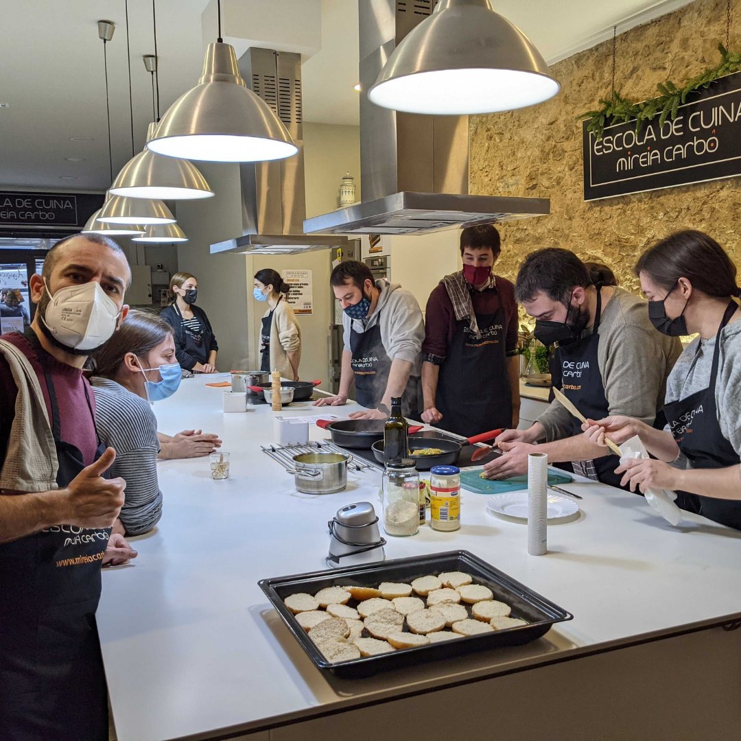 NewWork_es's tweet image. Real trust is to cook with your colleagues 🙌 
This time it was a particularly delicious team event. Everyone participated to cook a chef‘s menu: Piruletas Caprese, mini plum cakes with ham and onions, red risotto ... and so much more! 🍴

#newwork #newwork_vlc